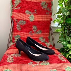 Marks and Spencer’s Round Toe Pumps Uk size 4 US6 Wider fit